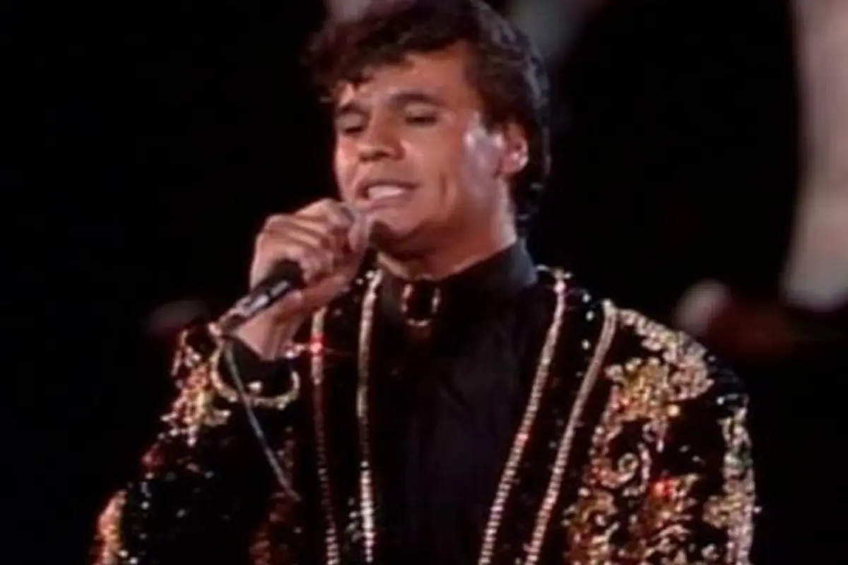 Juan Gabriel en Bellas Artes (Foto: Youtube, Juan Gabriel - Hasta Que Te Conocí (En Vivo [Desde el Instituto Nacional de Bellas Artes]))
