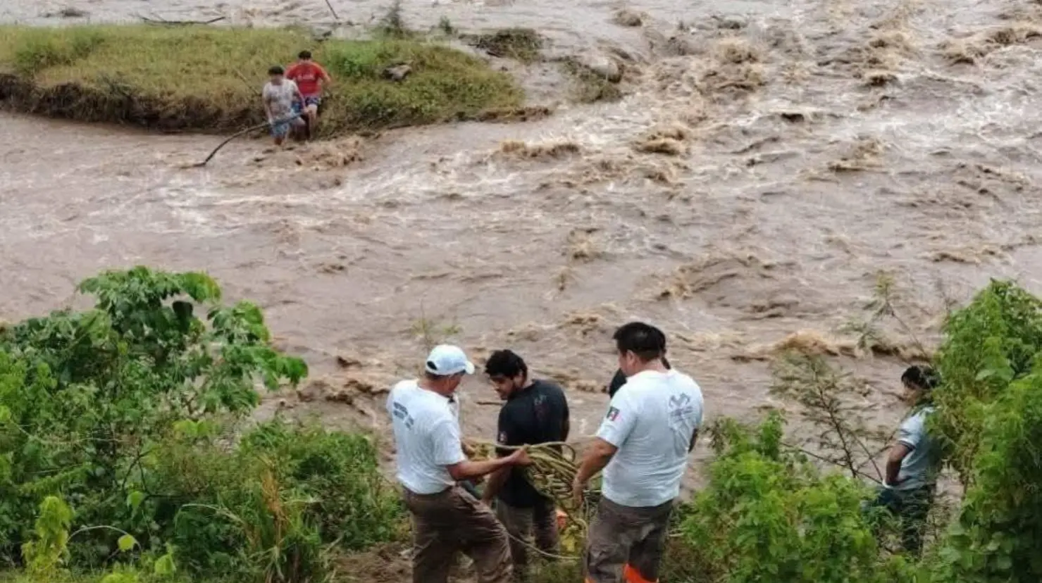 Rescatan a dos jóvenes atrapados por la creciente del Río Huixtla en Chiapas. Foto: Entérate Coleto