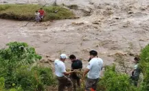 Rescatan a dos jóvenes atrapados por la creciente del Río Huixtla en Chiapas