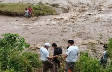 Rescatan a dos jóvenes atrapados por la creciente del Río Huixtla en Chiapas