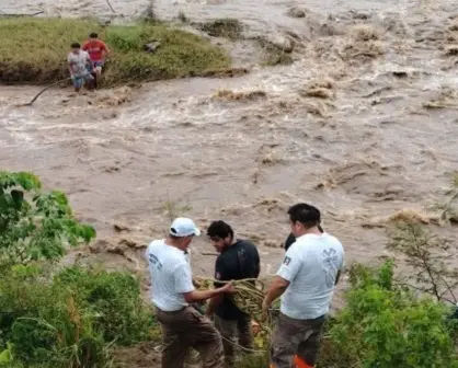 Rescatan a dos jóvenes atrapados por la creciente del Río Huixtla en Chiapas