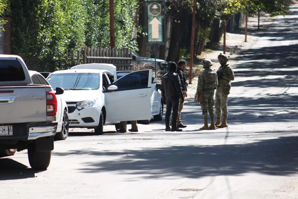 Policías afuera de la casa de Efrén Ramírez Foto: RRSS