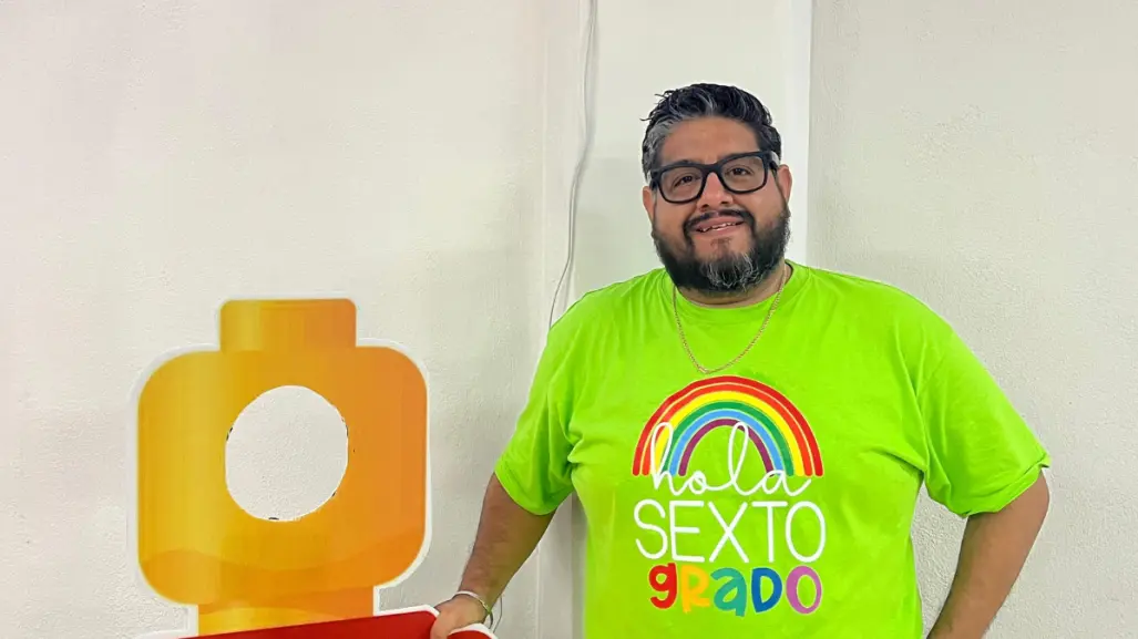 El Profe Chido" decora con impresionante temática su salón en Juárez