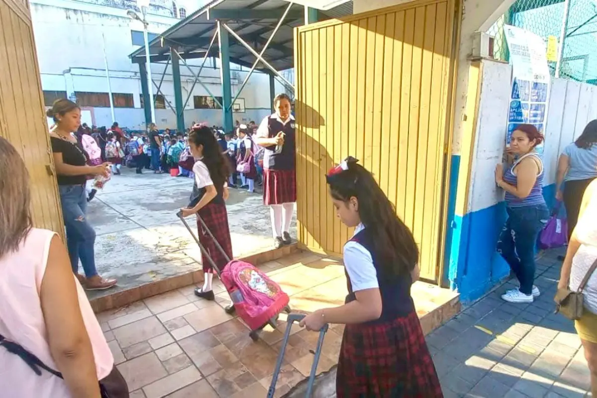 En algunos casos, las autoridades escolares pidieron a los alumnos llevar abanicos de pilas o de mano para poder soportar las altas temperaturas dentro de las aulas. Foto: CFE