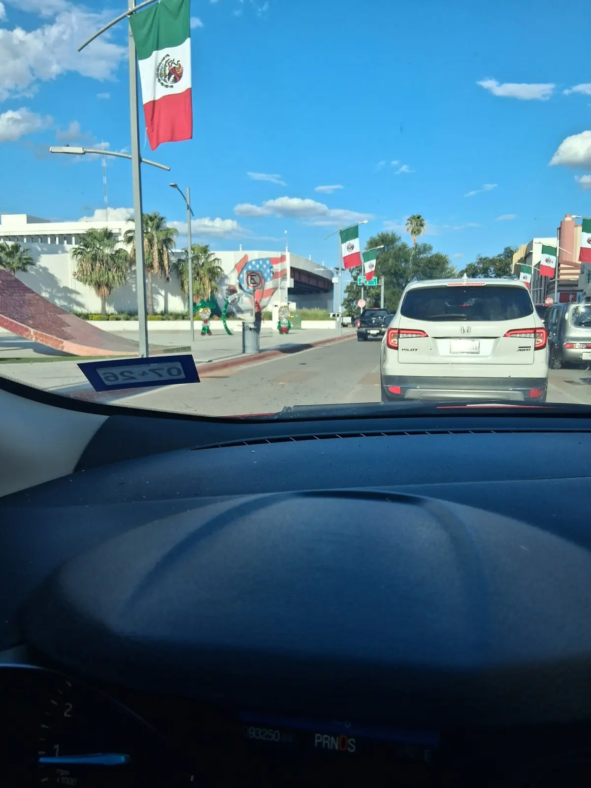 Así se vio la fila para atravesar los puentes internacionales de Piedras Negras durante el cierre de agosto / Foto: Patricia Diaz