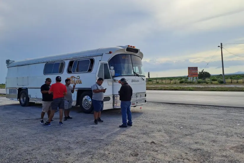 Es un trabajo muy difícil que esta a veces se quedan varados en carretera | Foto: Hermanos Quintana