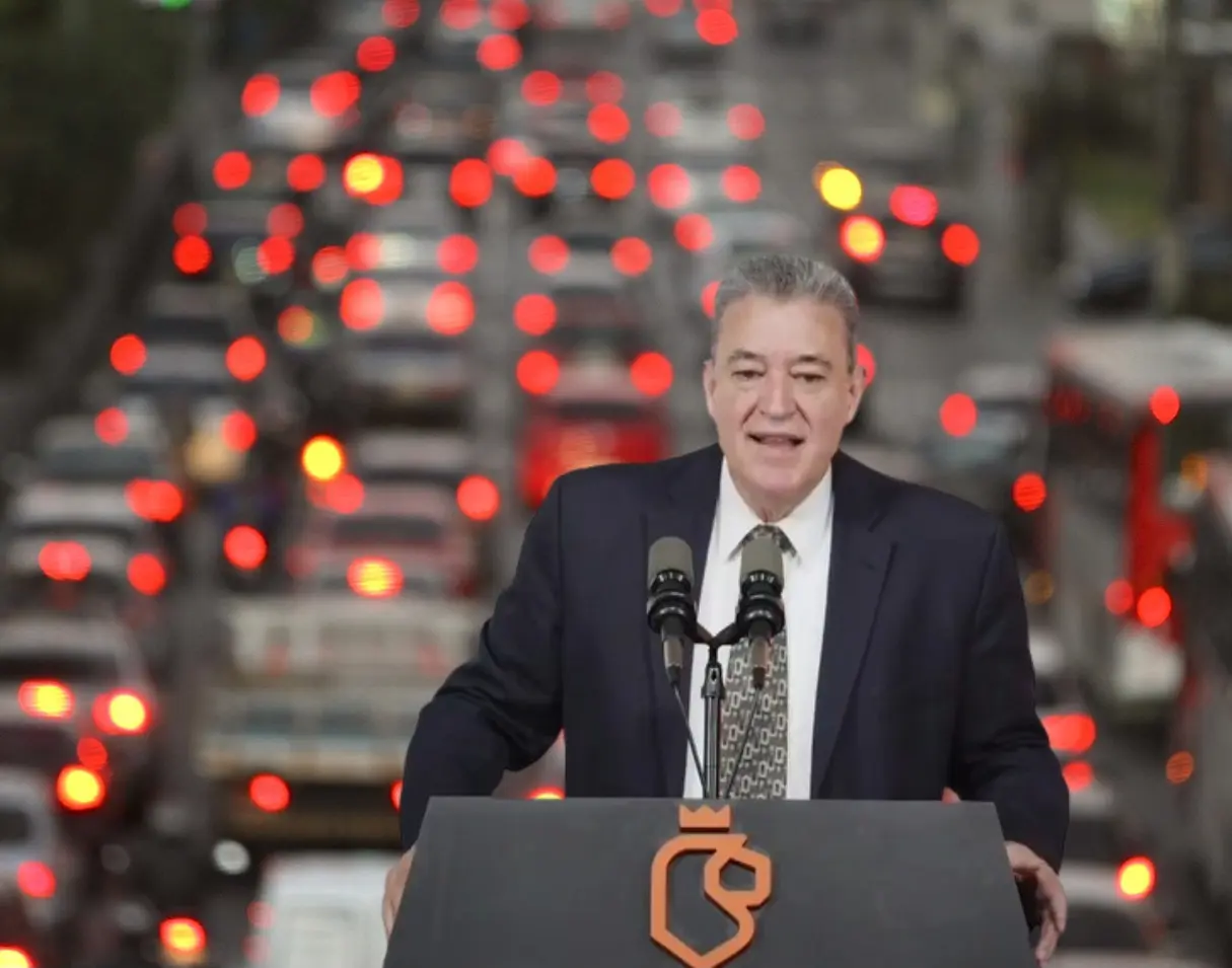 Mediante la secretaria de Movilidad y Planeación Urbana de Nuevo León se llevó a cabo la apertura de carriles exprés y la implementación de carriles de contraflujo. Foto: Canva/Gobierno de Nuevo León.
