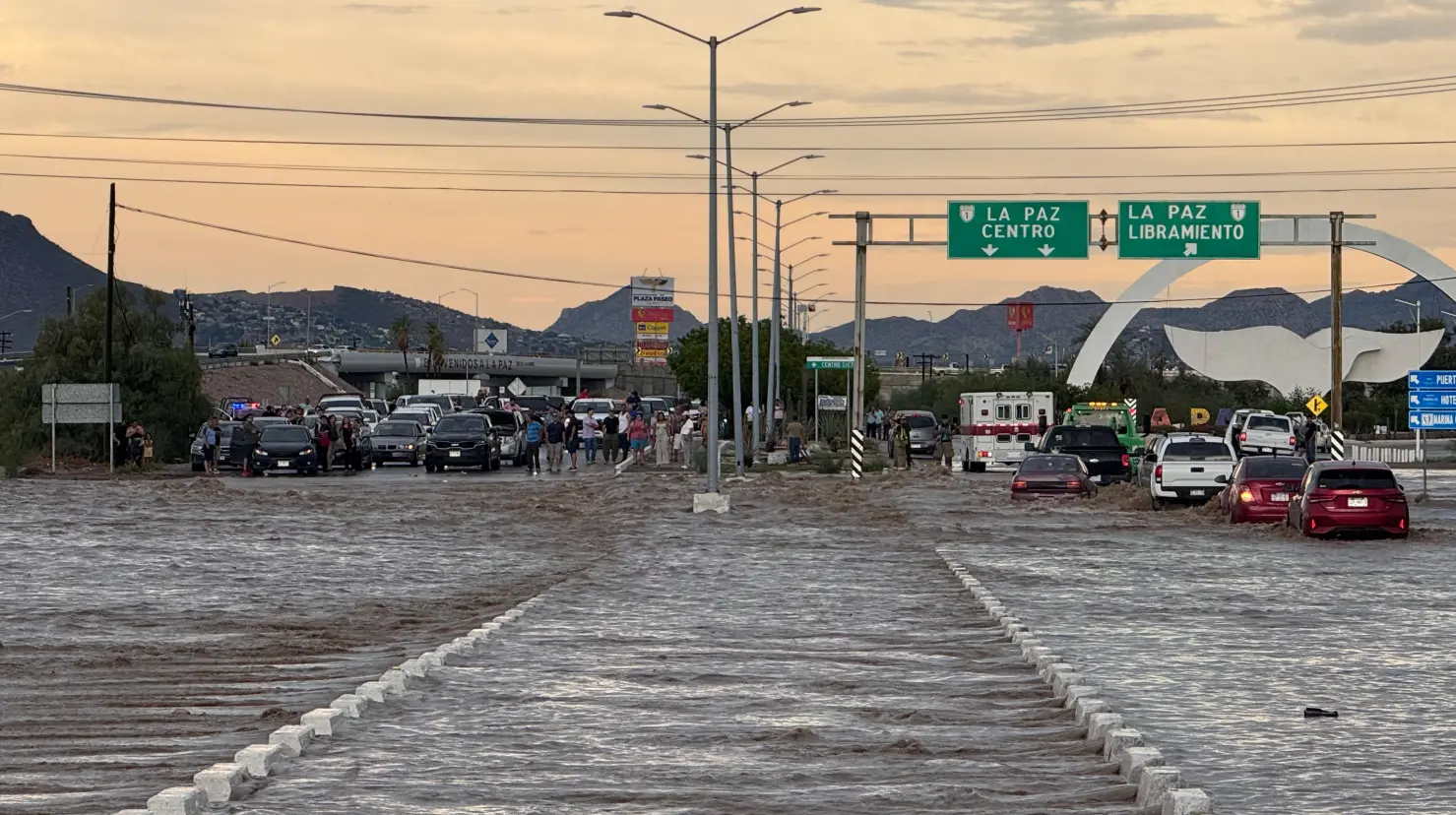 Las corridas de agua, onstruyen caminos en La Paz este domingo. Foto: Ivette Pérez