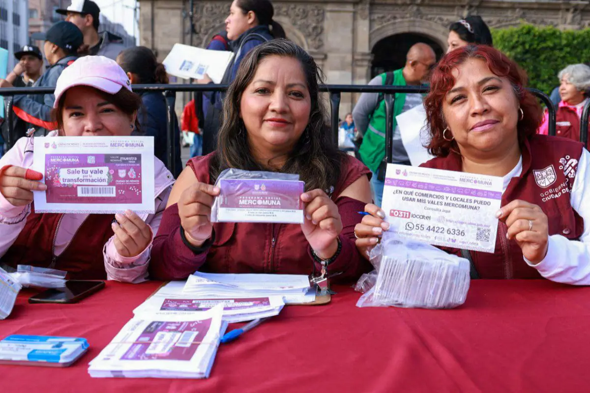 Personas entregando vales del programa Mercomuna. Foto: @SAPCI_CDMX