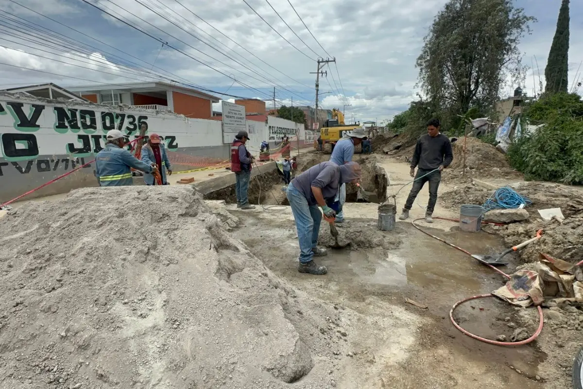 Trabajos de reparación frente a telesecundaria del Edomex. Foto: Manuel López
