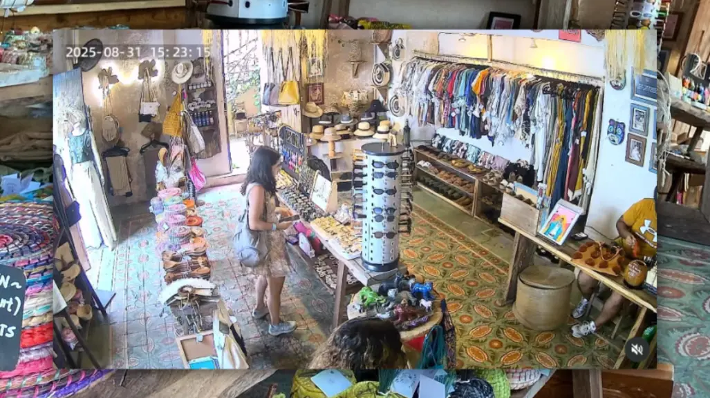 Exhiben a turistas por robo en una tienda de artesanías en Valladolid