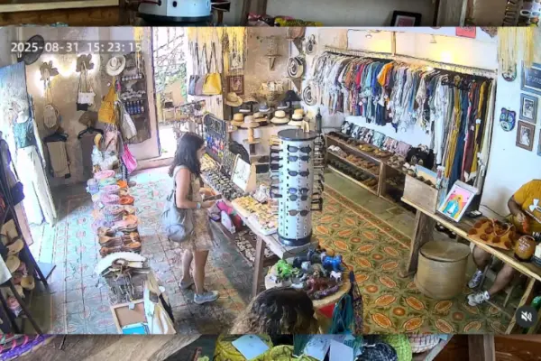 Exhiben a turistas por robo en una tienda de artesanías en Valladolid