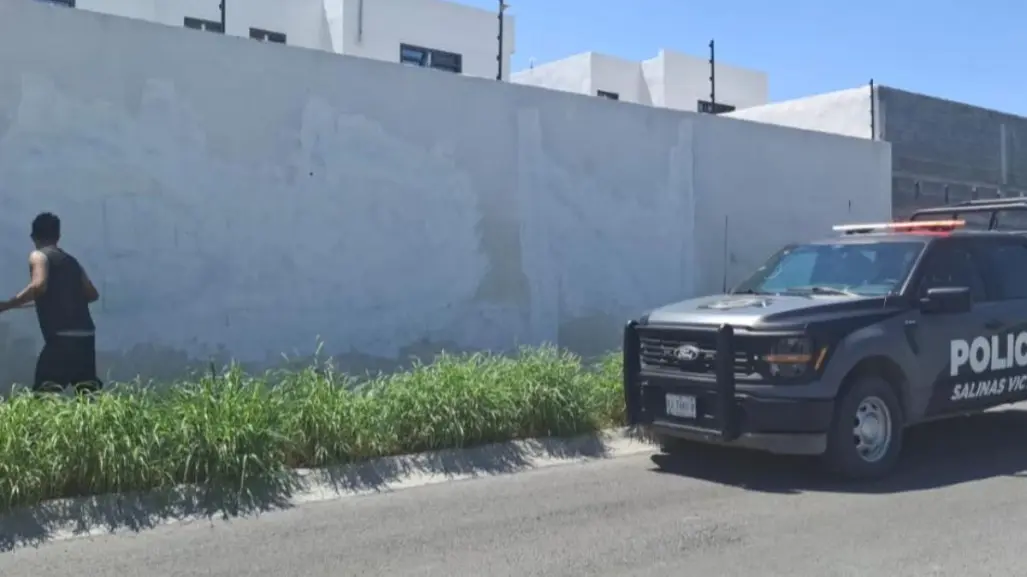 Salinas Victoria aplica sanción a joven por realizar grafiti en espacio público