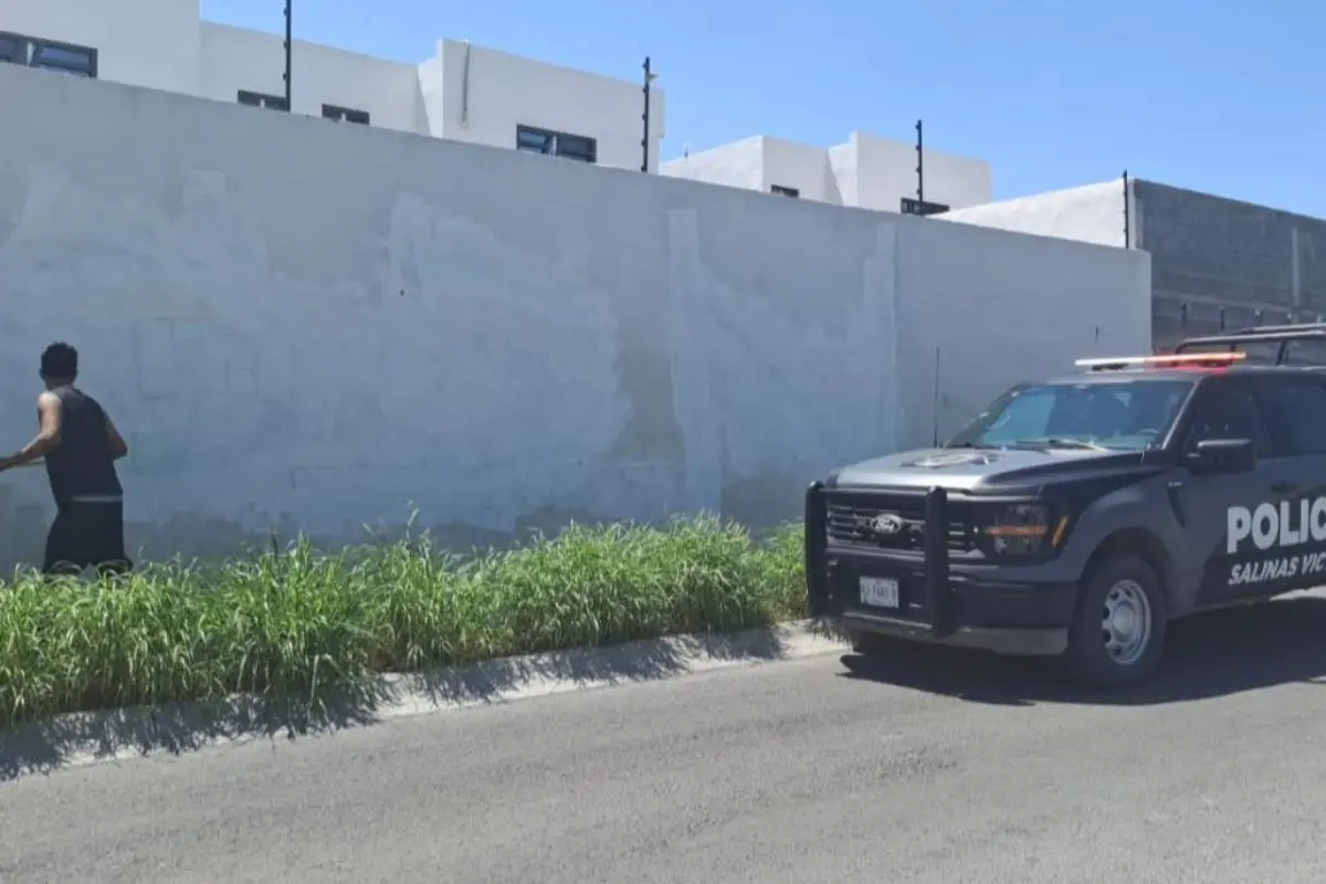 En el municipio de Salinas Victoria se aplicó una sanción ejemplar a un joven que realizó pintas en un espacio público. Foto: Policía de Salinas Victoria