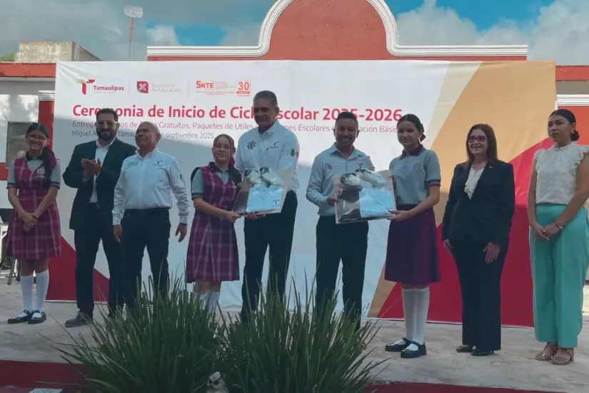 Entrega de útiles escolares y uniformes a alumnos de la Escuela Secundaria Técnica 49 