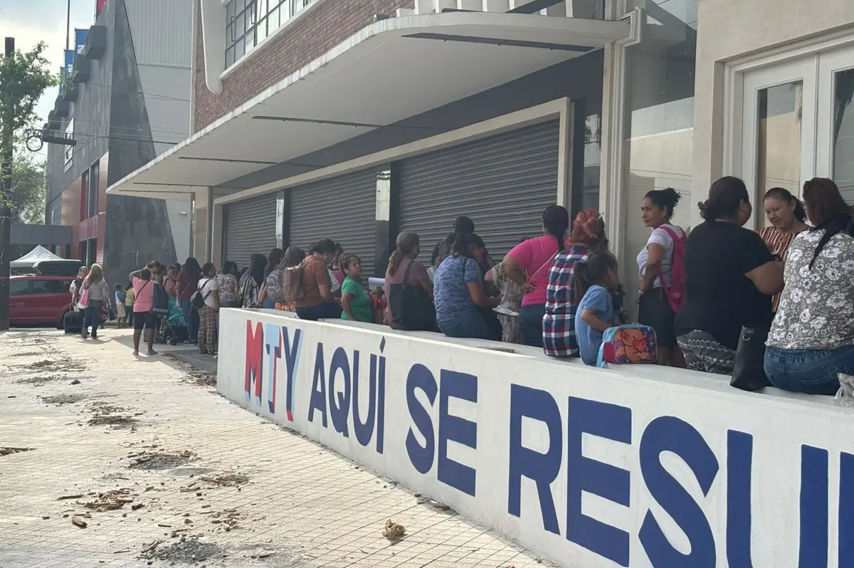 Cientos de personas forman largas filas en Monterrey para tramitar la Tarjeta Regia Plus. Foto: Vianney Carrera