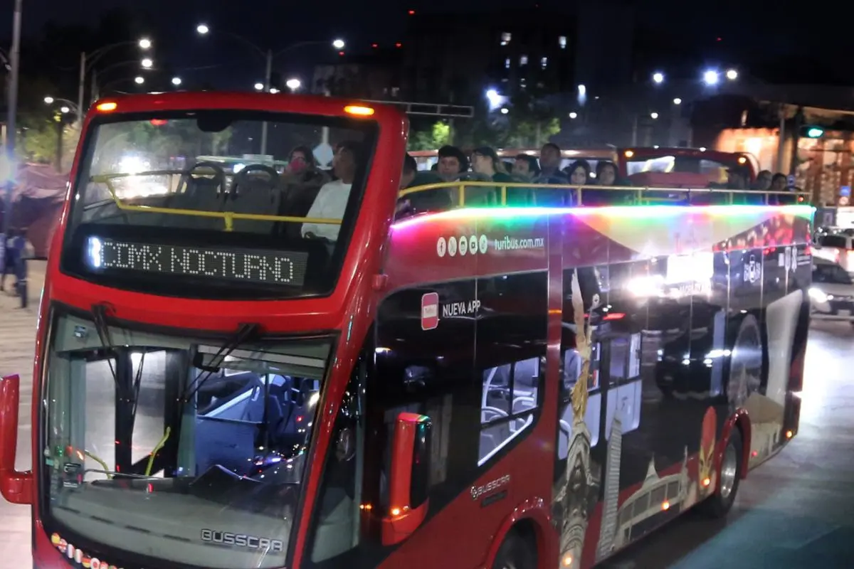 Recorrido nocturno del Turibus CDMX.    Foto: X (@turibuscdmx)
