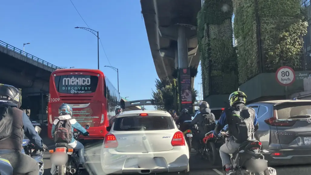 VIDEO | Motociclista sale volando tras caer en enorme bache en calles de Toluca
