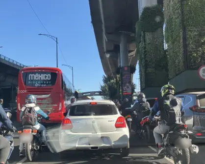 VIDEO | Motociclista sale volando tras caer en enorme bache en calles de Toluca