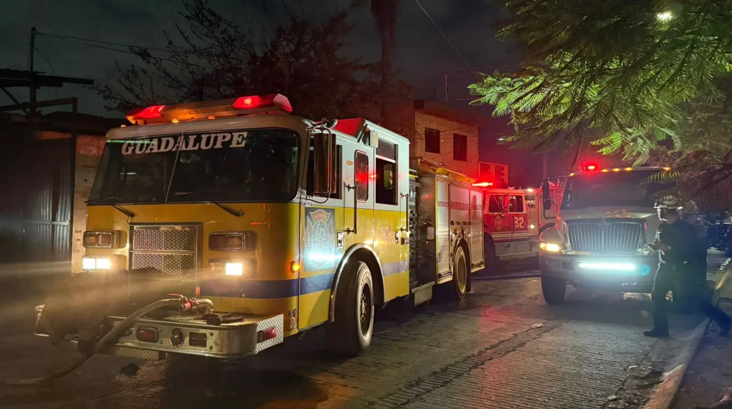 En cuestión de minutos, las corporaciones de auxilio arribaron al sitio y comenzaron las labores para sofocar las llamas. Foto: PCNL.