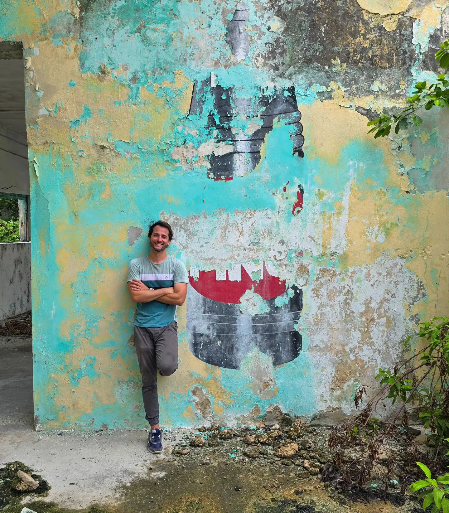 Alex Cámara, mejor conocido como Camarita de Aventura en redes sociales, publicó una serie de imágenes en las cuales muestra cómo luce actualmente el edificio que albergó por muchos años la fabrica del refresco Sidra Pino.- Fuente Camarita de Aventura