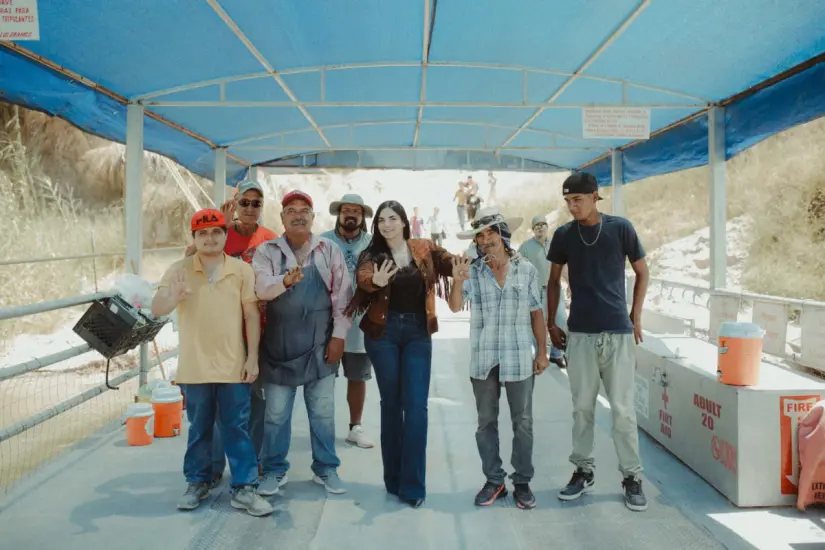 Nataly García Díaz, presidenta Municipal de Díaz Ordaz junto a trabajadores de 