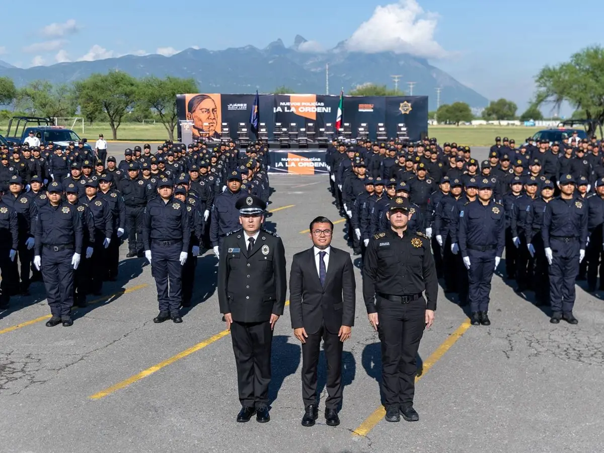El alcalde de Juárez, Félix Arratia, estuvo presente en la graduación de 120 nuevos policías de su municipio. Foto: Gobierno de Juárez