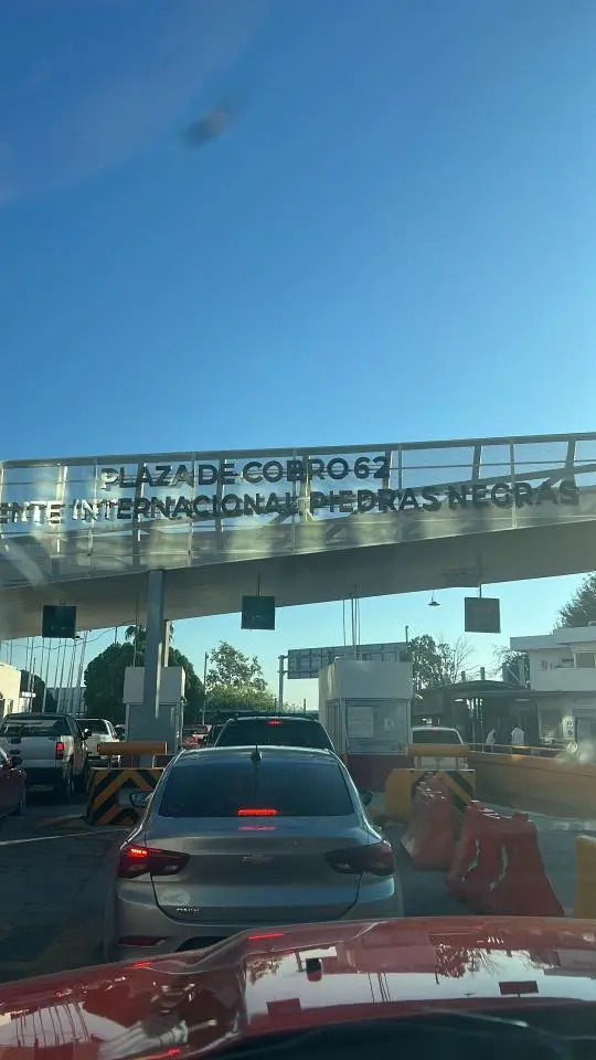 Así se ve la fila para atravesar los puentes internacionales este martes 2 de septiembre / Foto: Eduardo Ale