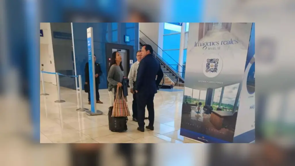Gobernador de Yucatán apoya a una persona quien perdió su vuelo en Mérida