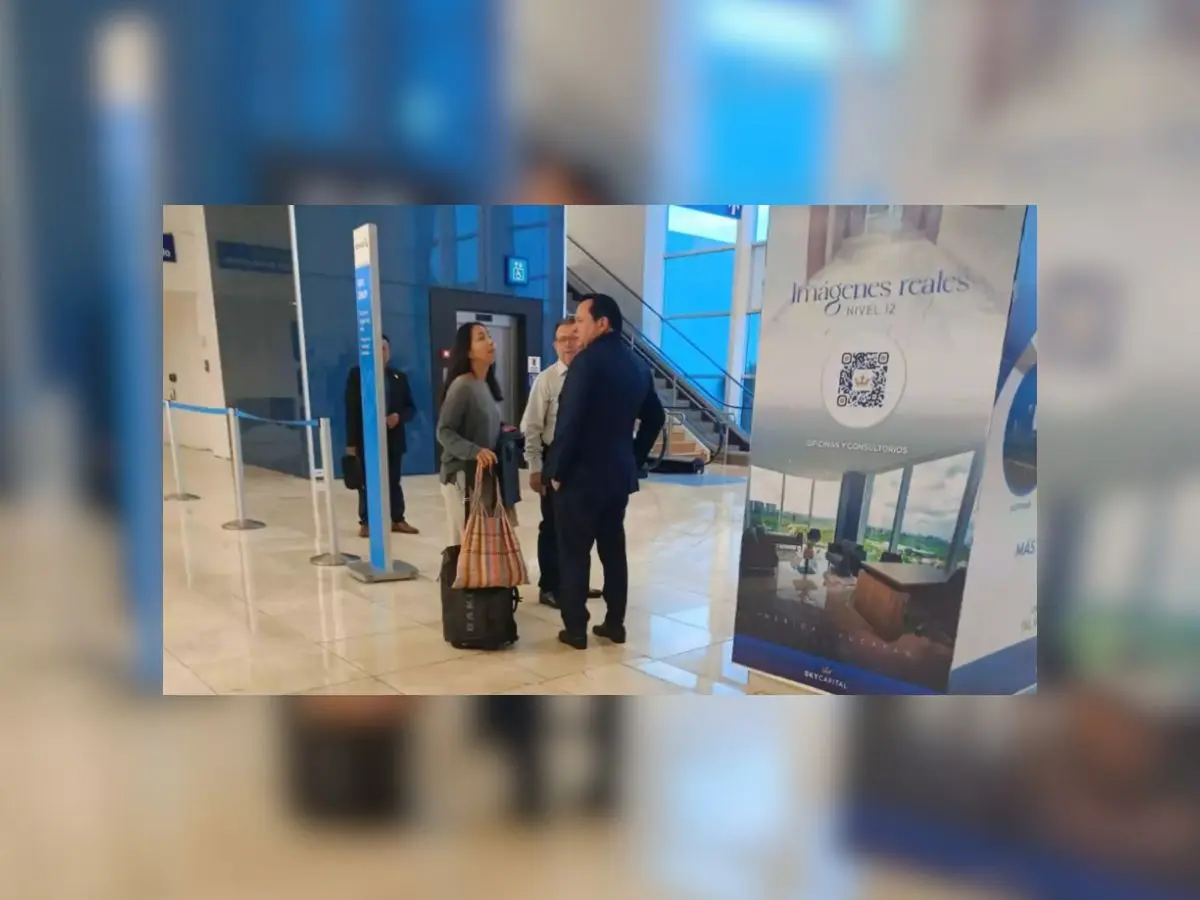 El Gobernador de Yucatán, Joaquín Díaz Mena, tuvo la oportunidad de apoyar a una mujer quien perdió su vuelo rumbo a Ciudad de México la mañana de este martes.- Fuente Por Esto