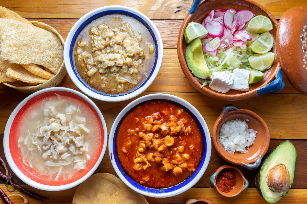 En México el pozole se prepara según la región del país, lo hay verde, blanco y rojo. Foto: Canva