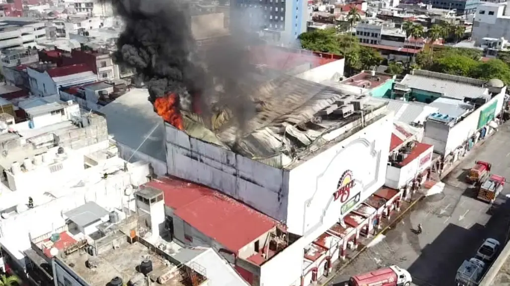 Incendio se reactiva y destroza tienda departamental en Villahermosa, Tabasco | VIDEO