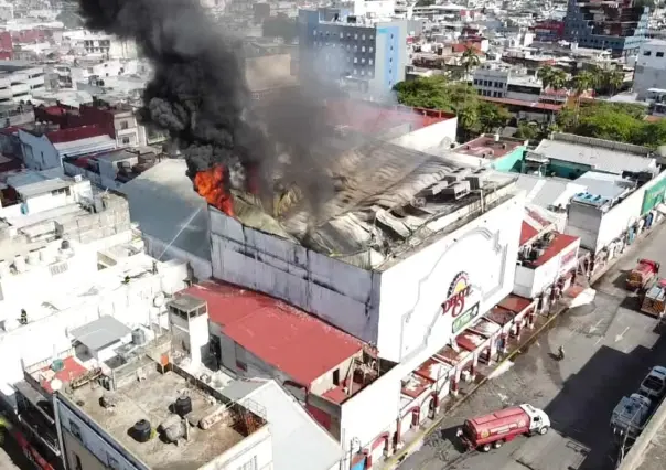 Incendio se reactiva y destroza tienda departamental en Villahermosa, Tabasco | VIDEO