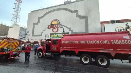 Fuerte incendio consume tienda departamental en Villahermosa, Tabasco | VIDEO