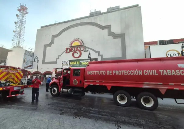 Fuerte incendio consume tienda departamental en Villahermosa, Tabasco | VIDEO