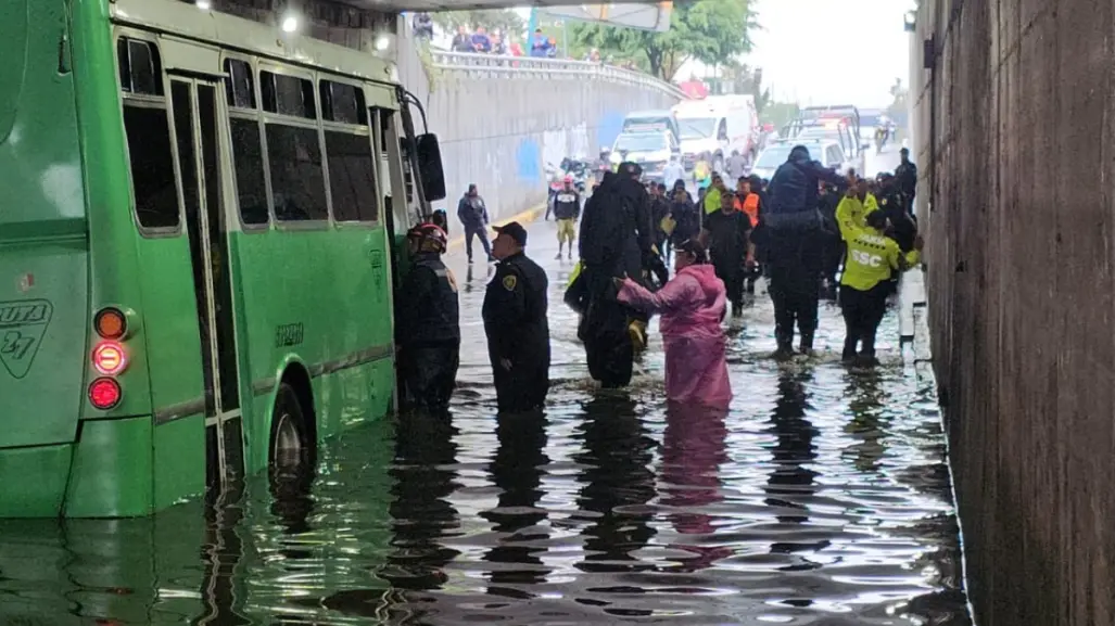 Microbús con 66 pasajeros queda atrapado en inundación de Río Churubusco, CDMX
