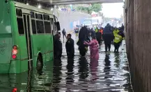 Microbús con 66 pasajeros queda atrapado en inundación de Río Churubusco, CDMX