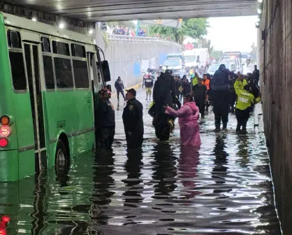 Microbús con 66 pasajeros queda atrapado en inundación de Río Churubusco, CDMX