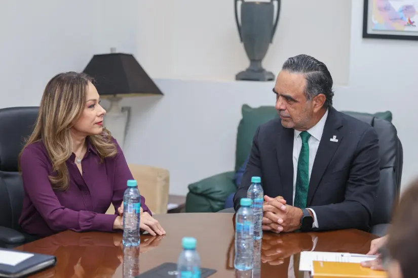 Primer acercamiento entre Hernán de la Garza Tamez, presidente del Supremo Tribunal de Justicia de Tamaulipas y Tania Contreras López, magistrada electa. Foto: Carlos García