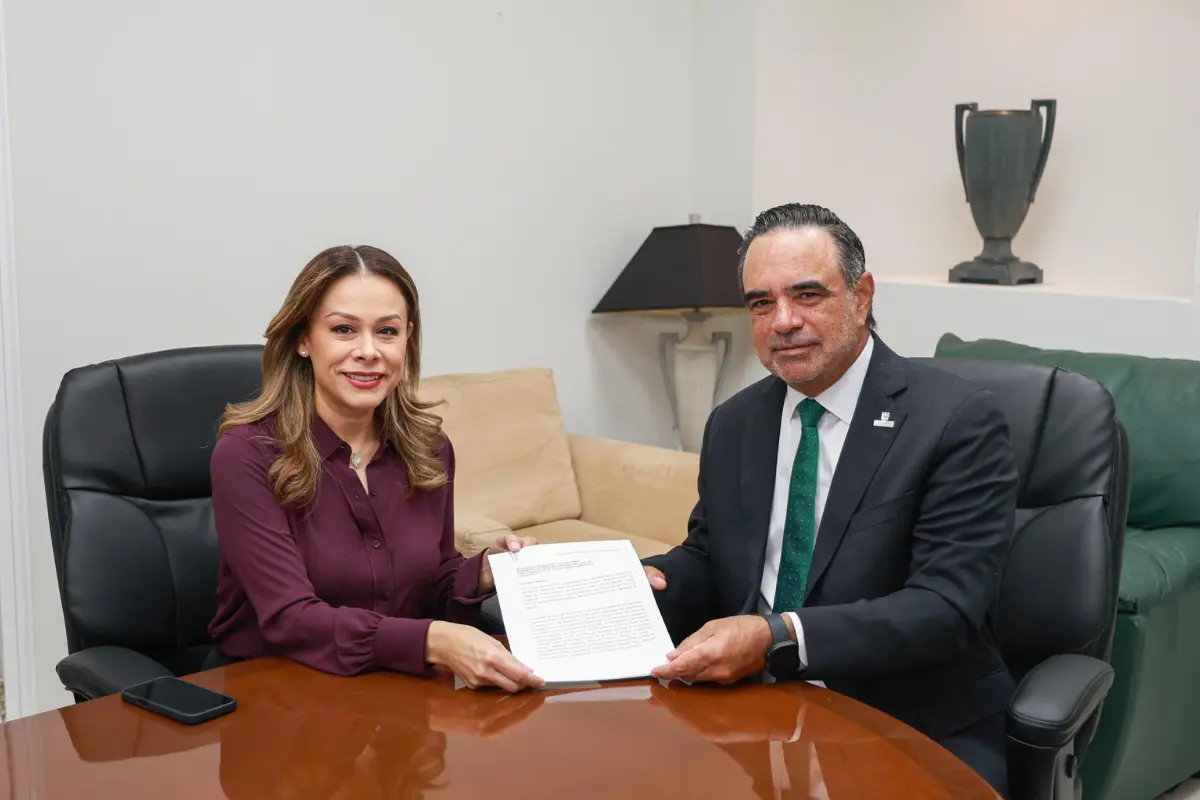 Hernán de la Garza Tamez, presidente del Supremo Tribunal de Justicia y del Consejo de la Judicatura, y Tania Contreras López, magistrada electa a ocupar dicho cargo. Foto: Carlos García