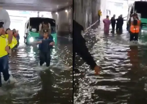 VIDEO | Policías de CDMX cargan a usuarios en caballito tras quedar atrapados por la lluvia