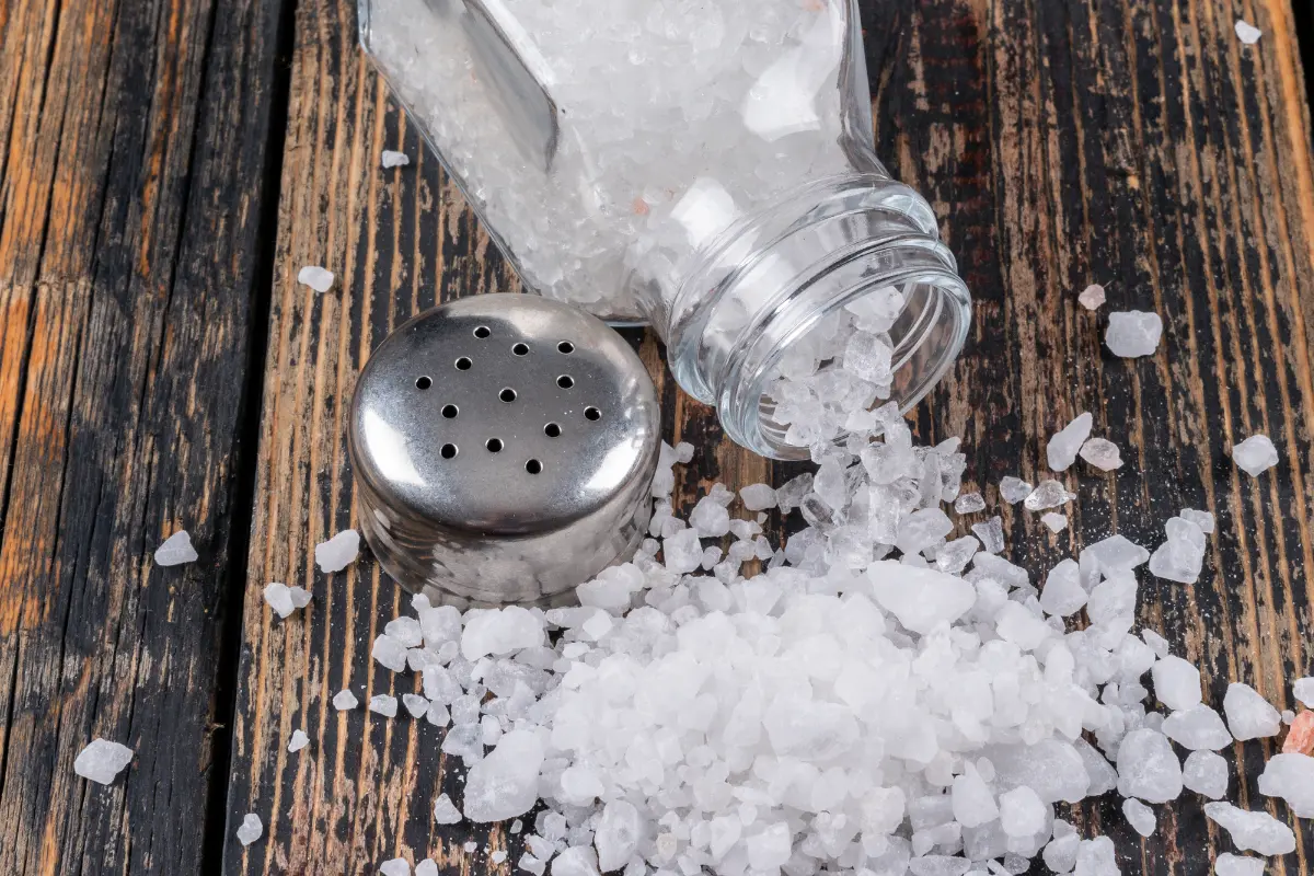 Cuidado si derramas sal en la mesa, puede ser un mal augurio o de mala suerte. Foto: Freepik