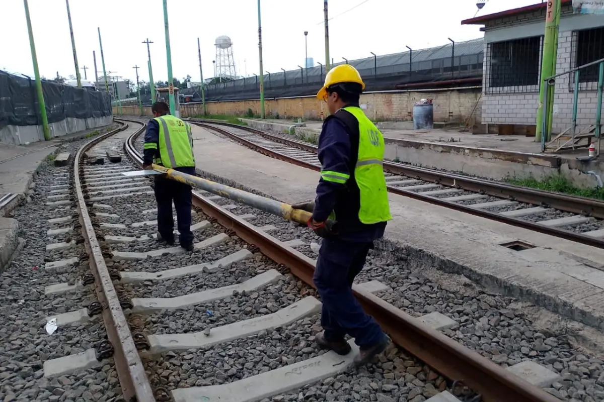 Personal realizando obras en la terminal Tasqueña. Foto: X @STECDMX