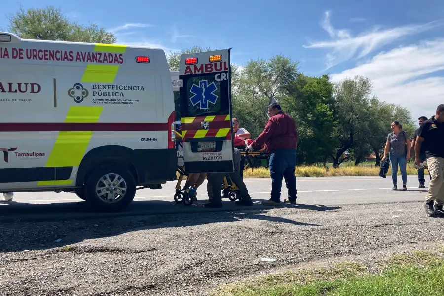 4 trabajadores de COMAPA quedan atrapados en alcantarilla sobre carretera Victoria-Padilla