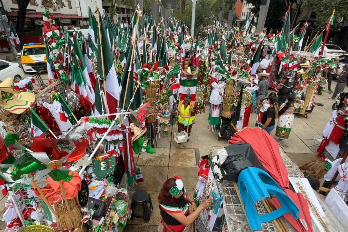 Vendedores de banderas en el Centro Histórico. Foto: Ramón Ramírez