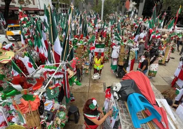 VIDEO | Caravana tricolor llena de vida el Centro Histórico: arranca la venta de artículos patrios en CDMX