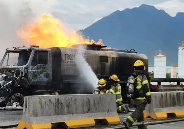 VIDEO I Explota pipa con diésel en Escobedo; hay movilización de autoridades