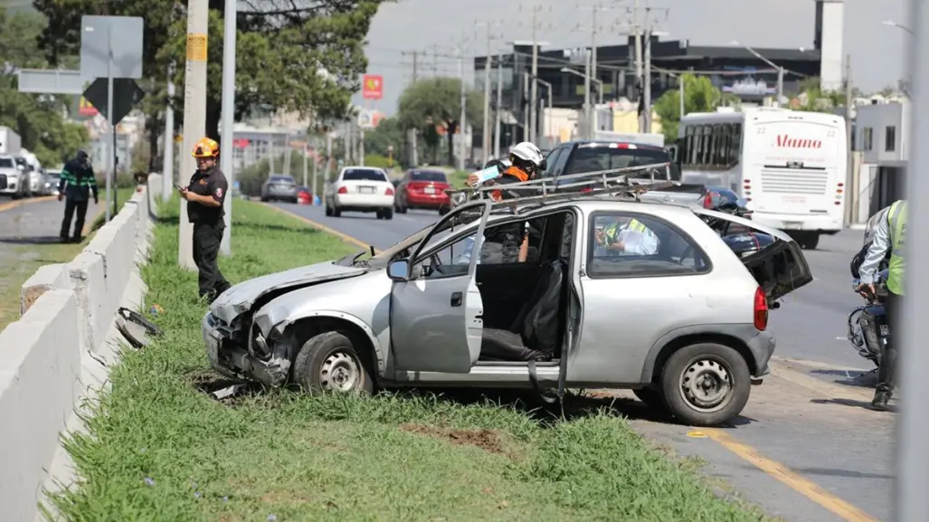 Volcadura deja un lesionado en la carretera Nacional en Monterrey