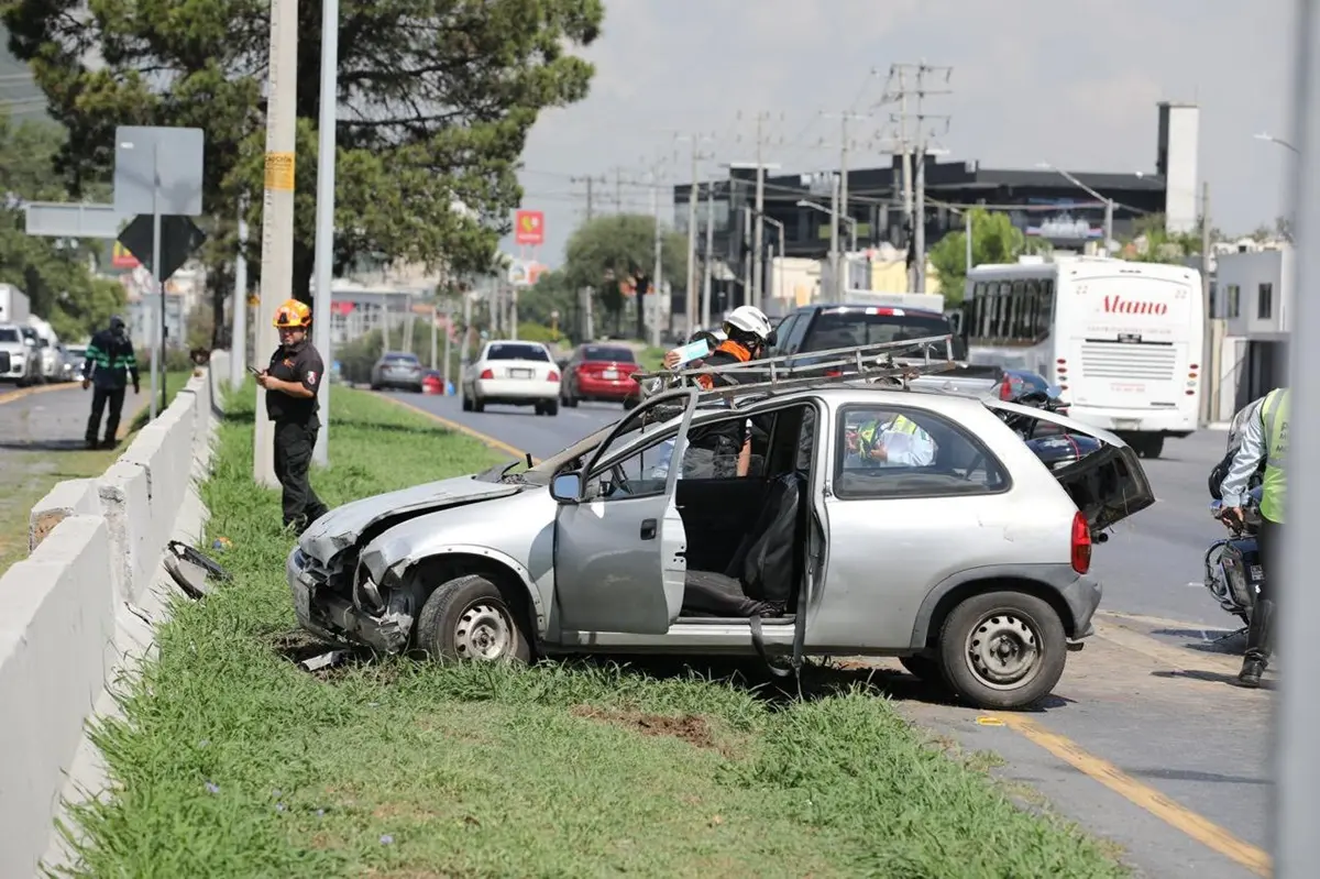 Un vehículo tipo Chevy chocó contra un muro de contención en la carretera Nacional, a la altura de La Rioja, al sur de Monterrey. Foto: Facebook Protección Civil de Nuevo León