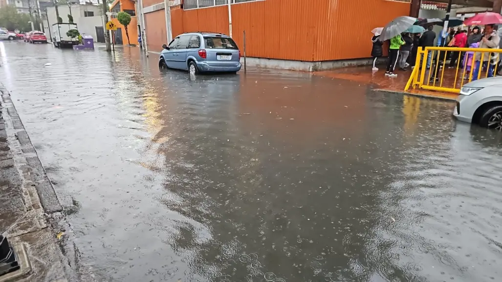 VIDEO | Inundación afecta escuelas en Iztacalco: alumnos cruzan entre agua sucia en CDMX